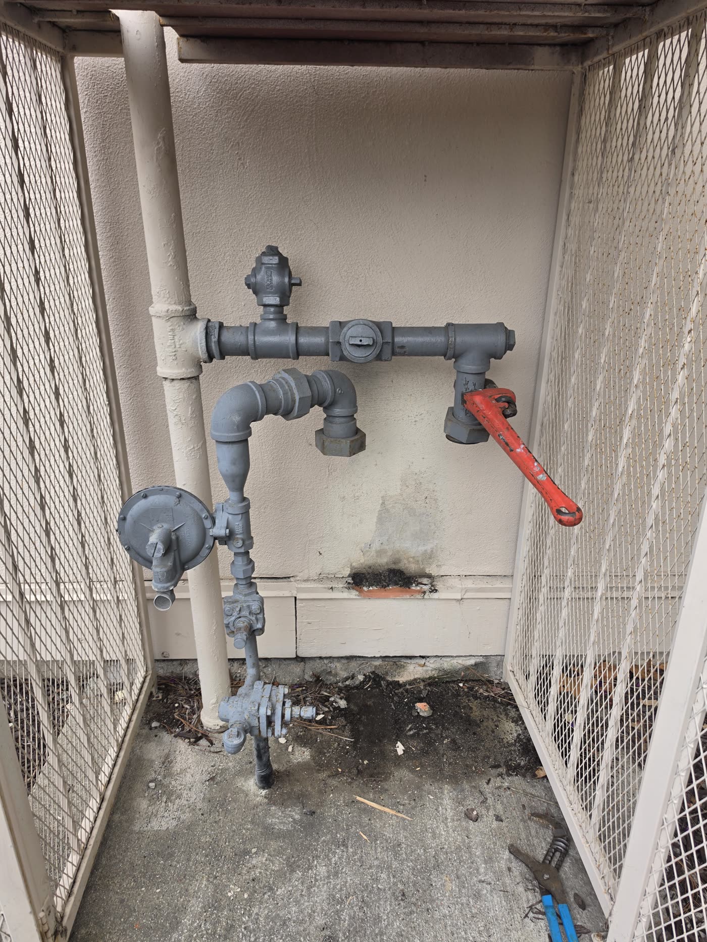 Outdoor main gas shutoff assembly
